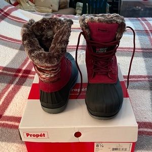 Propet 3M Thinsulate Waterproof Berry All Weather Boots.  Size 8.5 W. Never worn